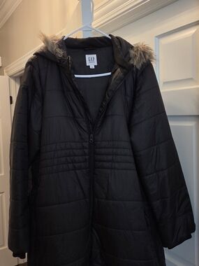 Maternity size xl -GAP Women's Black Quilted Puffer Coat with Faux Fur Trim Hood